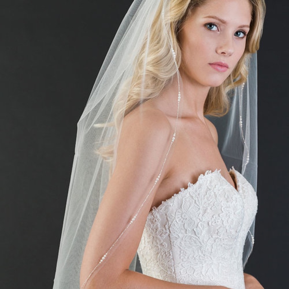 Brand New, Never Worn, Ivory Fingertip Veil with Pearls and Tiny Silver Beading